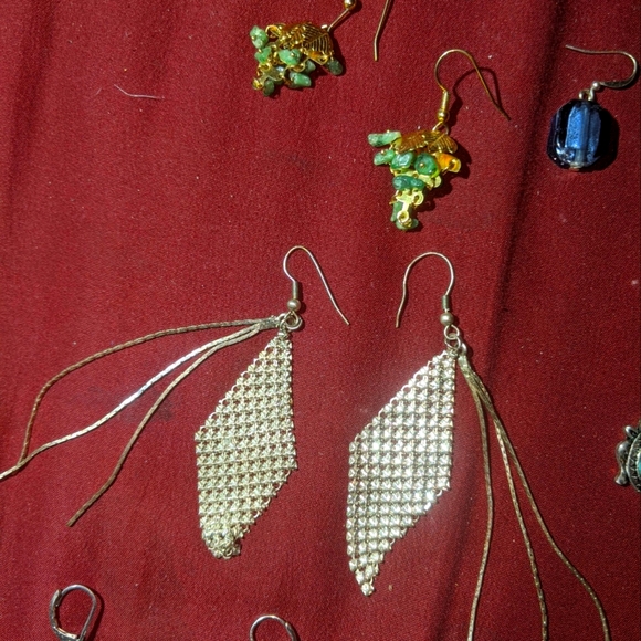 11 Pairs of Pierced Earrings. - Picture 5 of 7